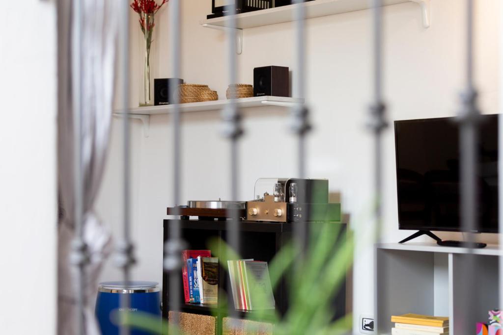 A television and/or entertainment centre at Attic Central with a superb city view