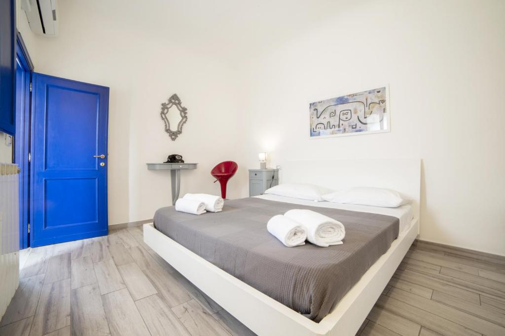 A bed or beds in a room at Attic Central with a superb city view