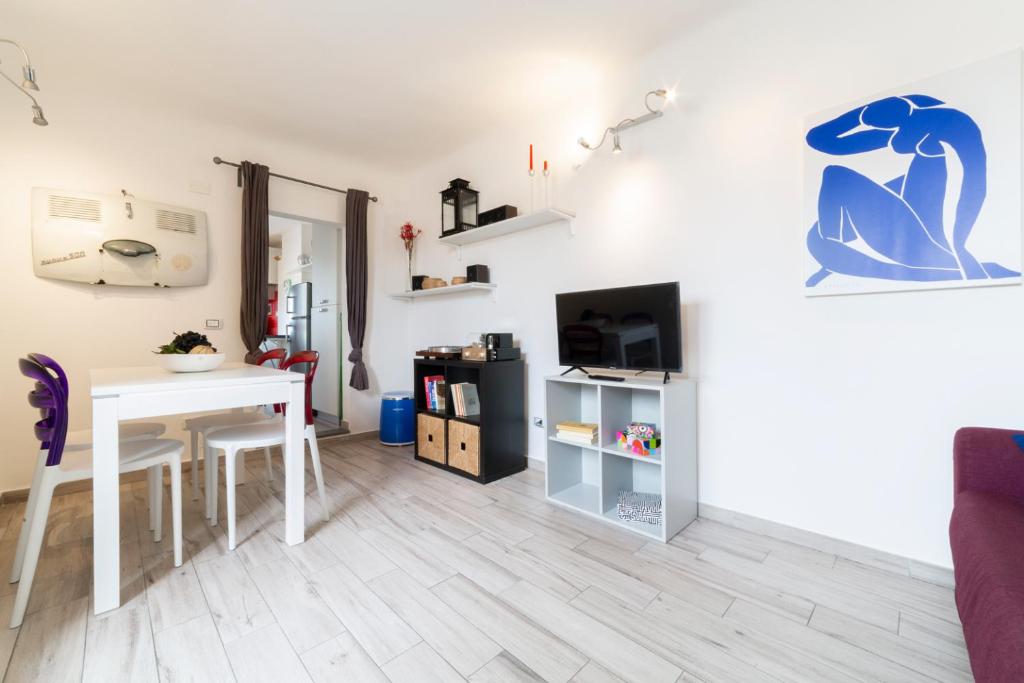 A television and/or entertainment centre at Attic Central with a superb city view