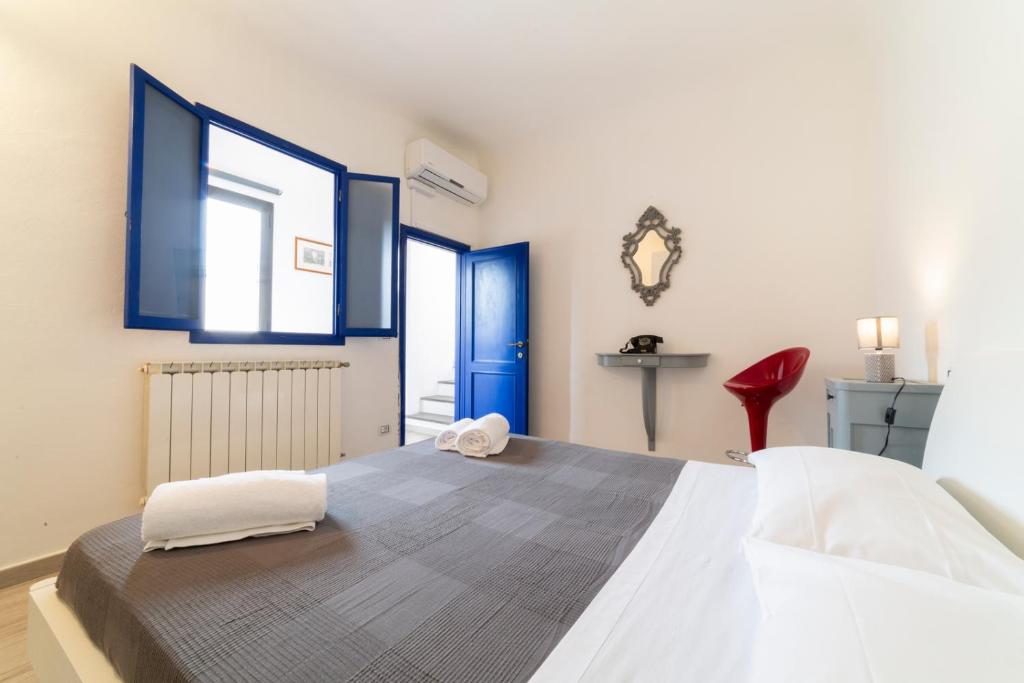 A bed or beds in a room at Attic Central with a superb city view