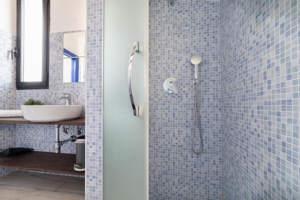 A bathroom at Attic Central with a superb city view