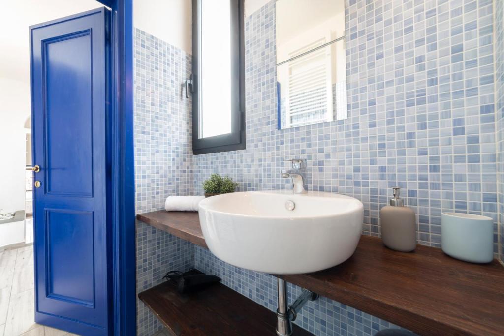 A bathroom at Attic Central with a superb city view