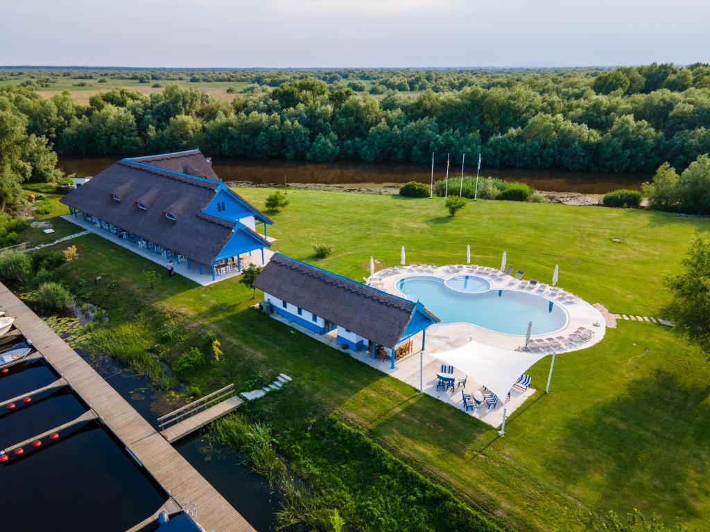 una vista aérea de una casa con piscina en Cherhana Resort, en Crisan