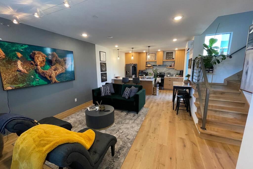 Cheerful new modern townhome close to downtown - Housity