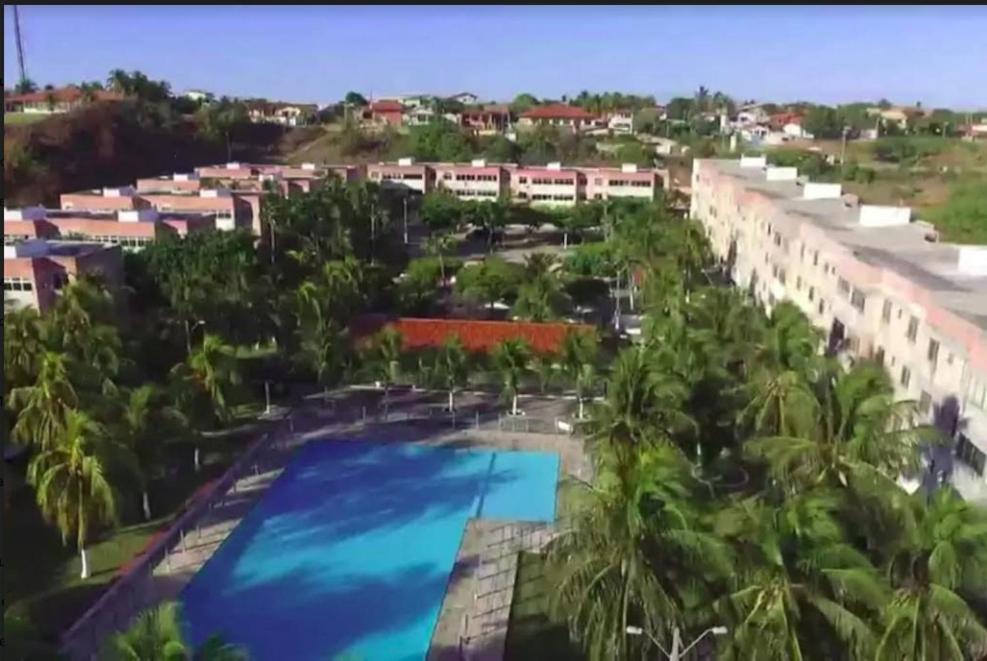 una vista aérea de un complejo con una gran piscina en Apartamento na Praia do MORRO BRANCO - CEARÁ - MB06201, en Beberibe