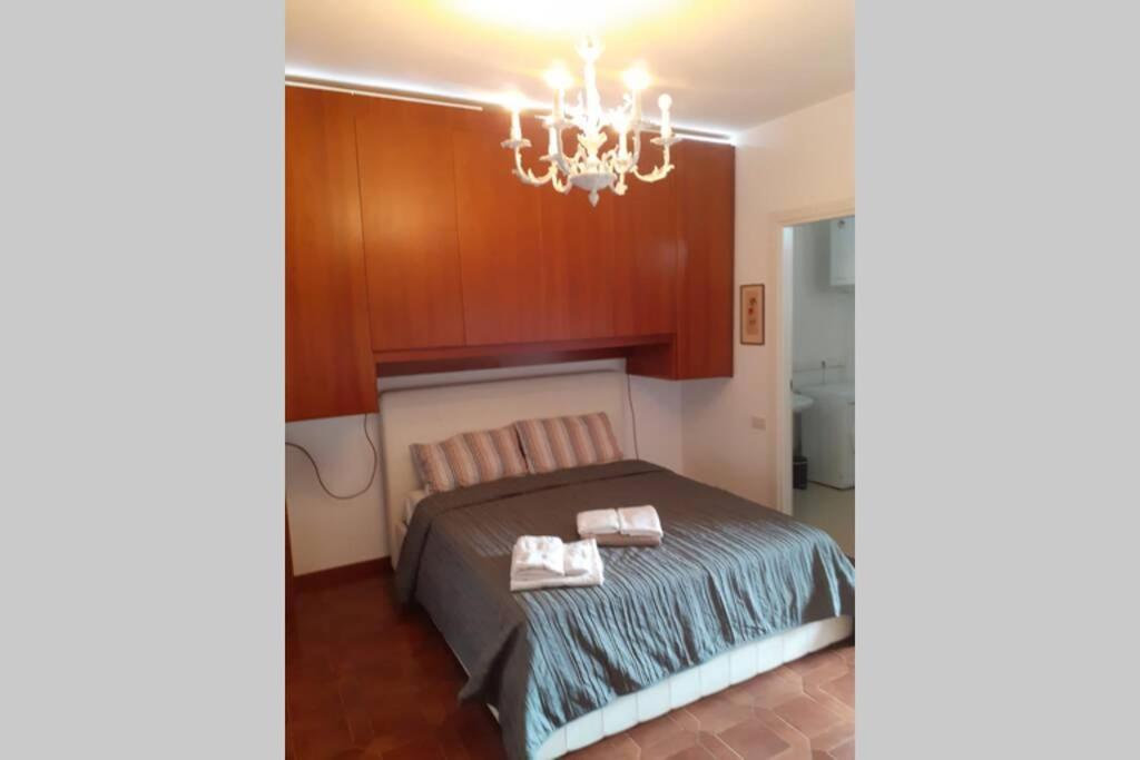 Schlafzimmer mit einem Bett und einem Kronleuchter in der Unterkunft Dalla Bosh 2 in Parma