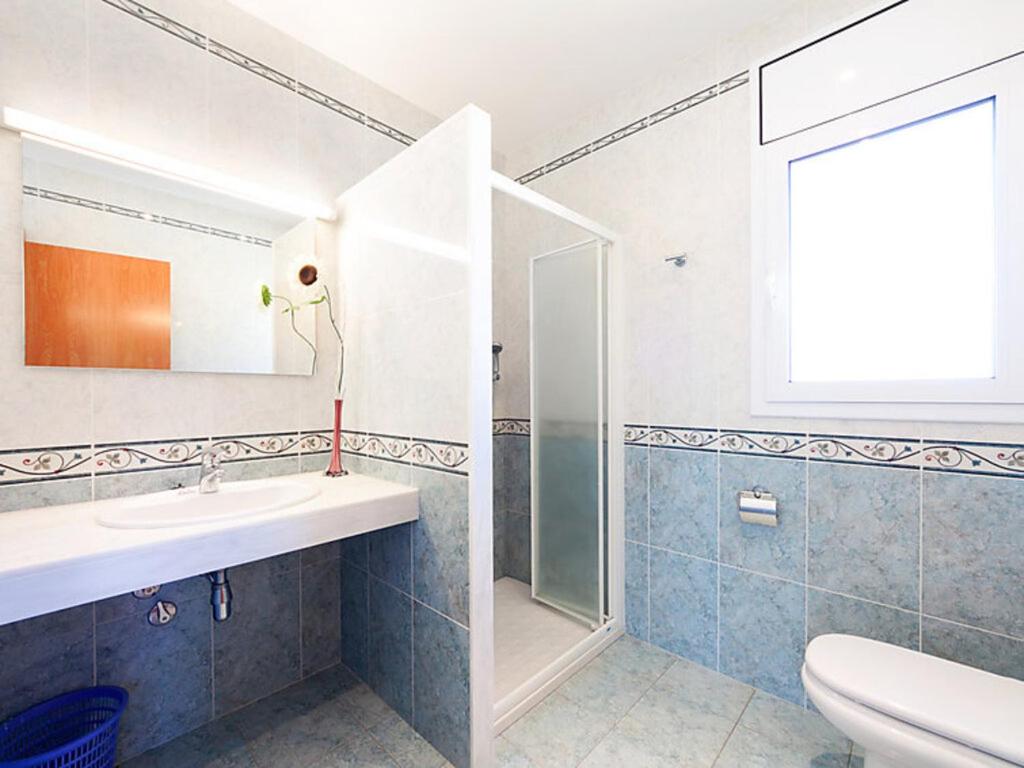 Koupelna v ubytování Magnolia l'Escala 2, casa con piscina y barbacoa a 100m de la playa