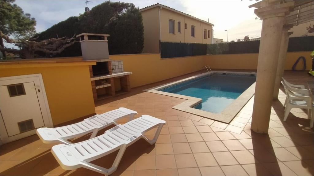 Bazén v ubytování Magnolia l'Escala 2, casa con piscina y barbacoa a 100m de la playa nebo v jeho okolí