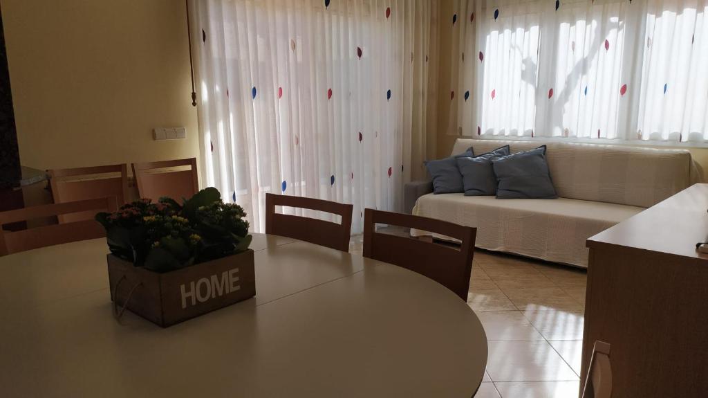 Posezení v ubytování Magnolia l'Escala 2, casa con piscina y barbacoa a 100m de la playa