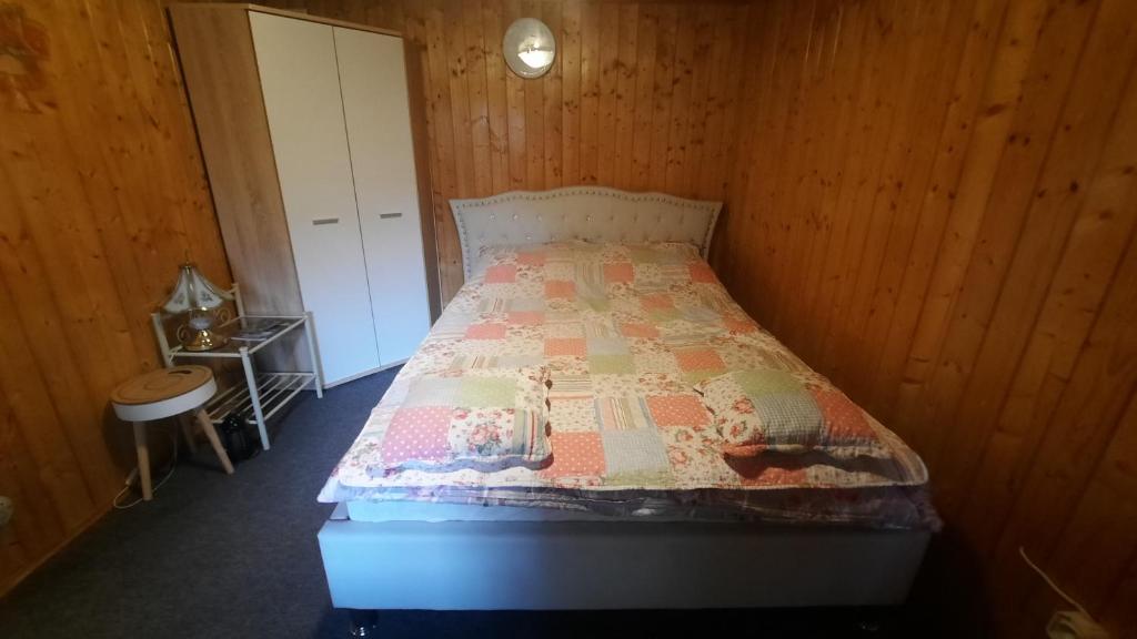 Postel nebo postele na pokoji v ubytování Domki Nad Jeziorem "Półwysep SURYTY"