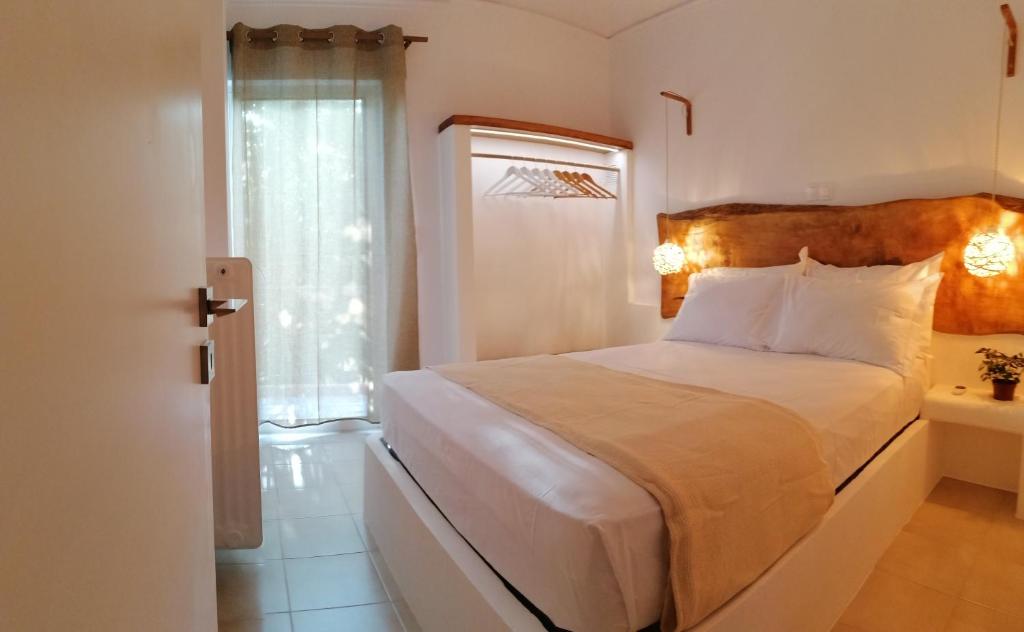 Un dormitorio con una cama grande y una ventana en Elia Luxury Apartment en Eretria