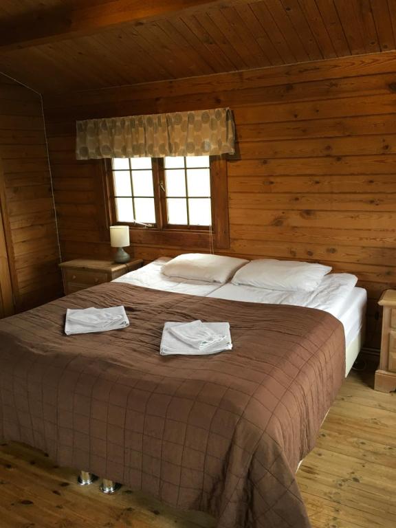 Un pat sau paturi într-o cameră la Heidi Cabin