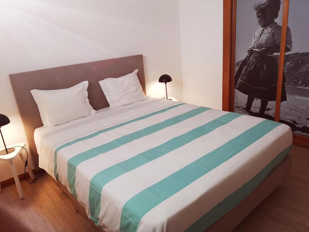 Casa do Quico tesisinde bir odada yatak veya yataklar