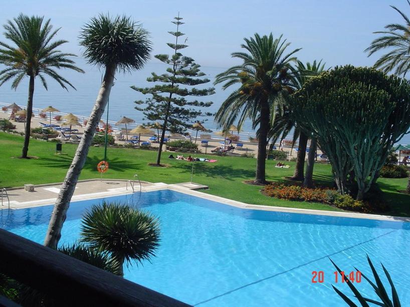 Bazén v ubytování ESTUDIO CASTILLO SANTA CLARA/TORREMOLINOS nebo v jeho okolí