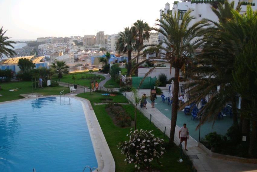 Bazén v ubytování ESTUDIO CASTILLO SANTA CLARA/TORREMOLINOS nebo v jeho okolí