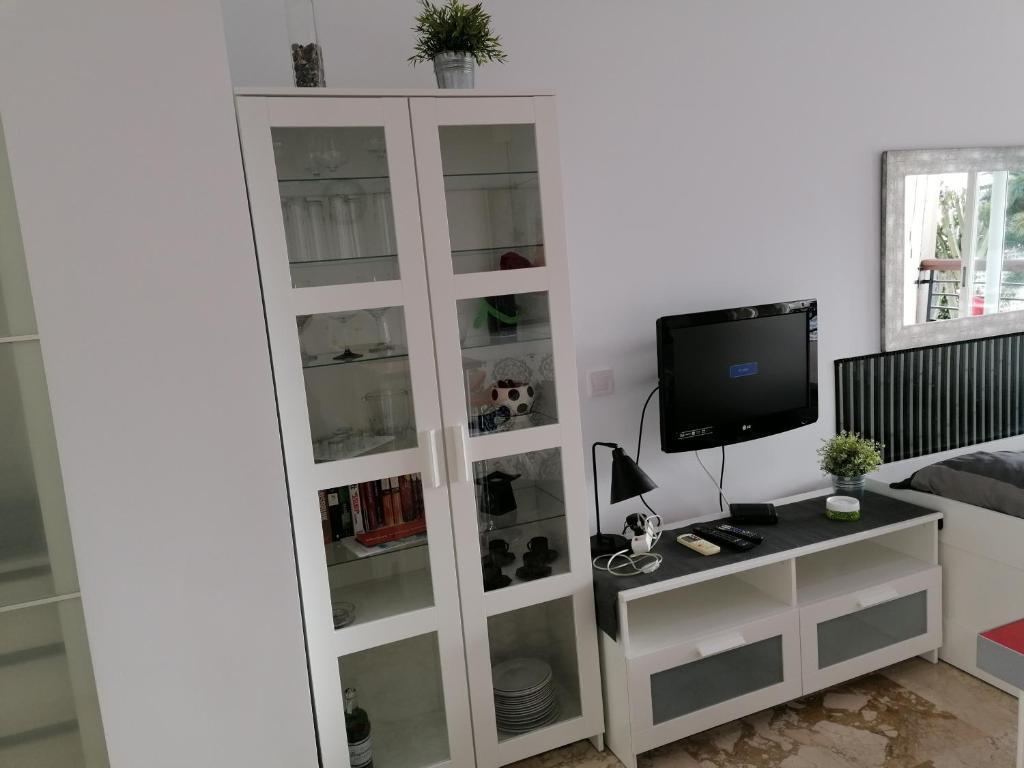 TV a/nebo společenská místnost v ubytování ESTUDIO CASTILLO SANTA CLARA/TORREMOLINOS