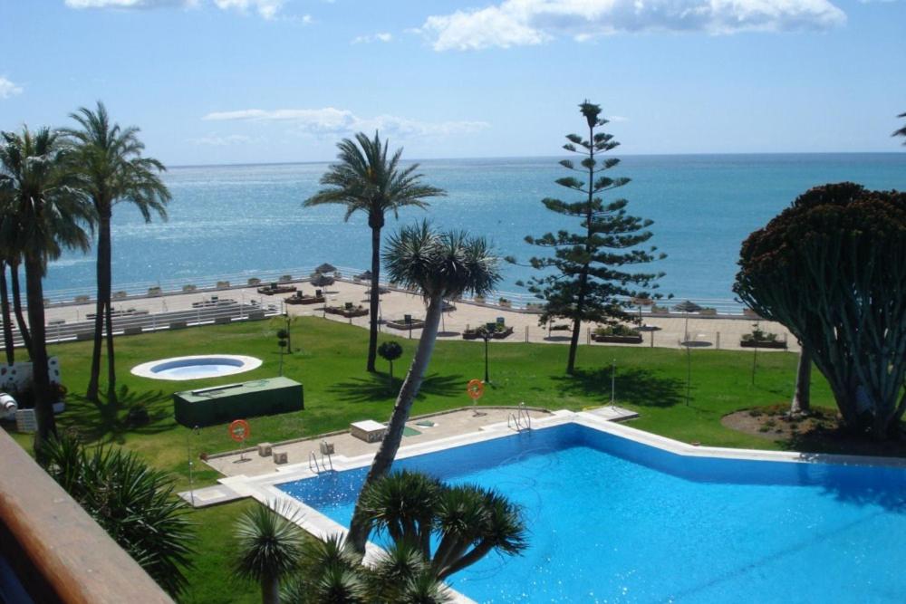Bazén v ubytování ESTUDIO CASTILLO SANTA CLARA/TORREMOLINOS nebo v jeho okolí