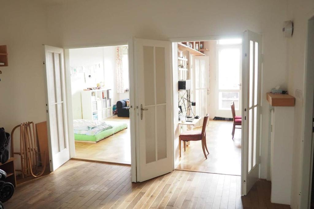 eine offene Tür zu einem Zimmer mit einem Wohnzimmer in der Unterkunft Rodinný apartmán v centru Prahy in Prag