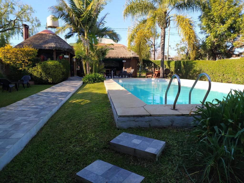 una piscina en un patio con un complejo en Cabañas Rincón del Río en Colón