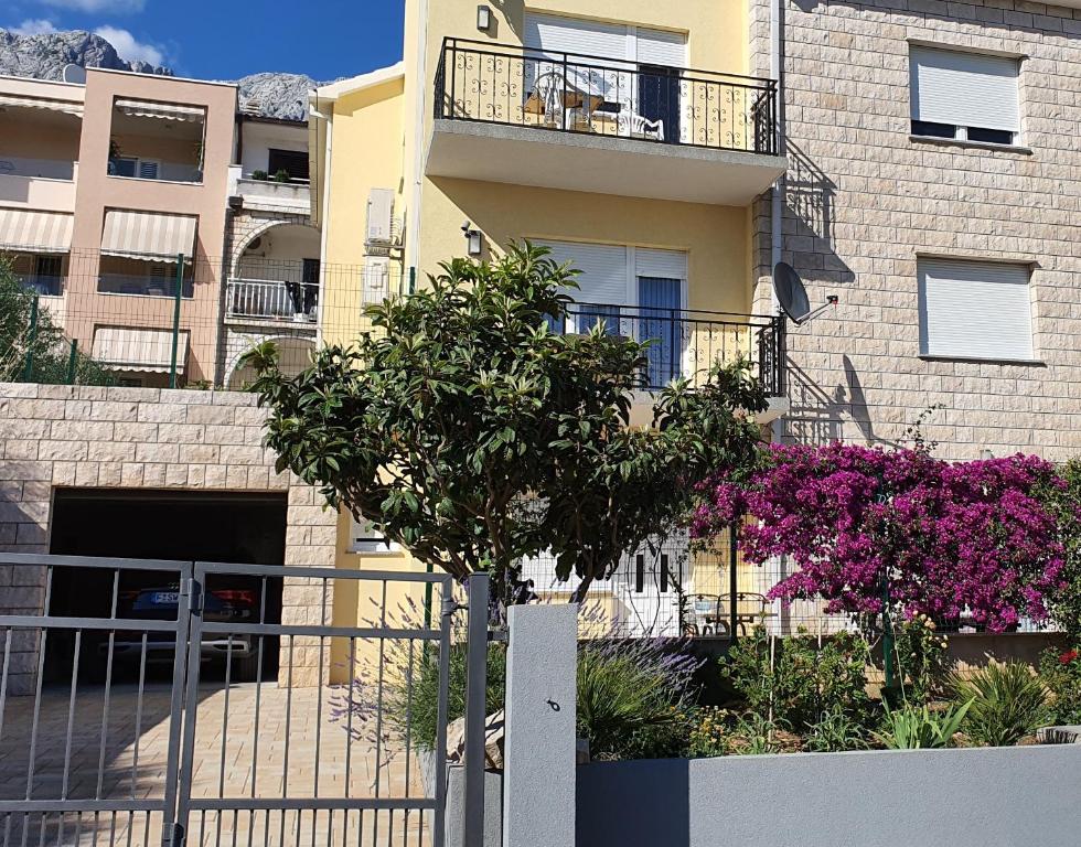 Budova, v ktorej sa apartmán nachádza