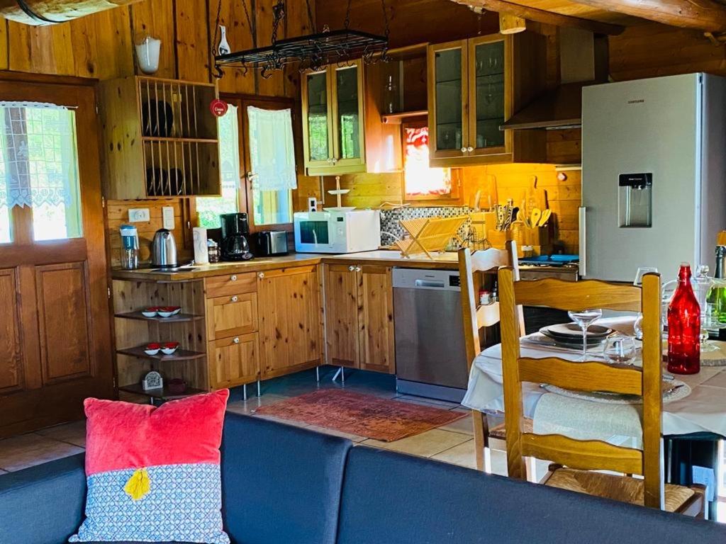 Kuchyň nebo kuchyňský kout v ubytování Le petit chalet des Greys