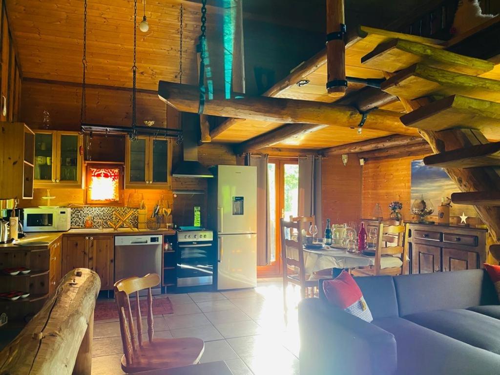 Kuchyň nebo kuchyňský kout v ubytování Le petit chalet des Greys