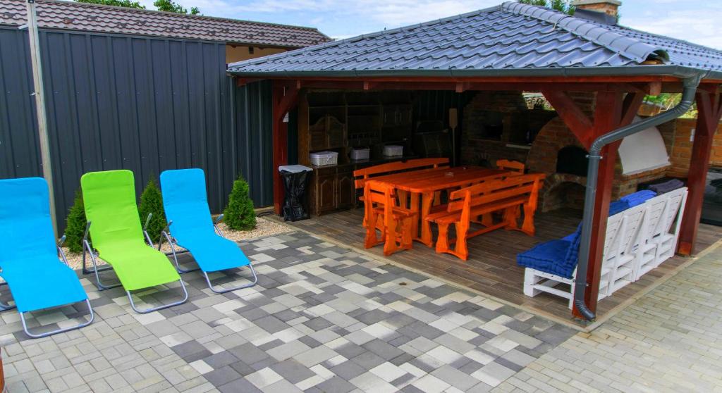 Patio alebo iná vonkajšia časť ubytovania Délibáb Wellness Vendégház