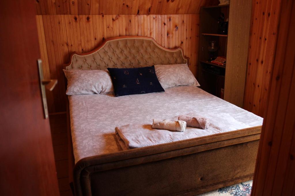 Tempat tidur dalam kamar di Vikendica "Oaza mira"