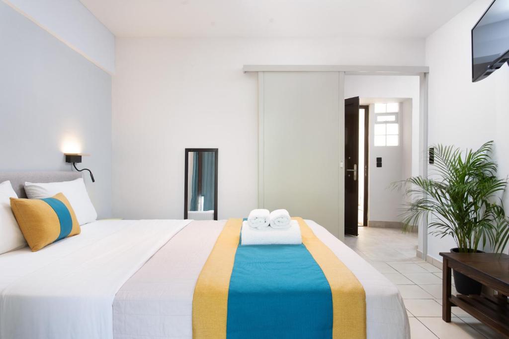 Postel nebo postele na pokoji v ubytování Monemvasia Green Apartments