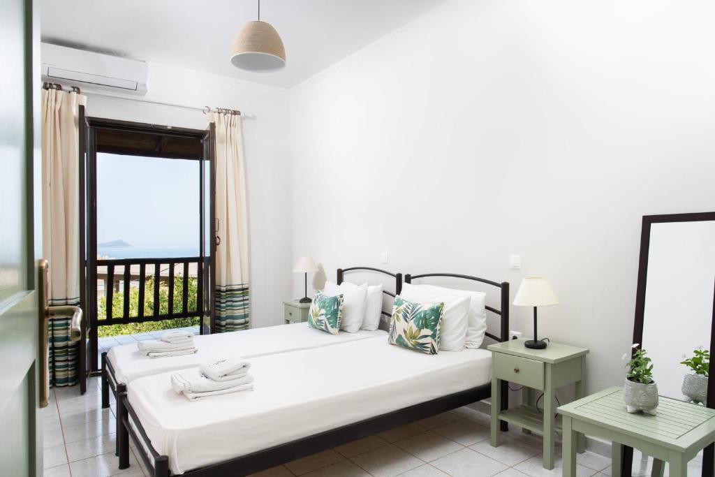 Postel nebo postele na pokoji v ubytování Monemvasia Green Apartments