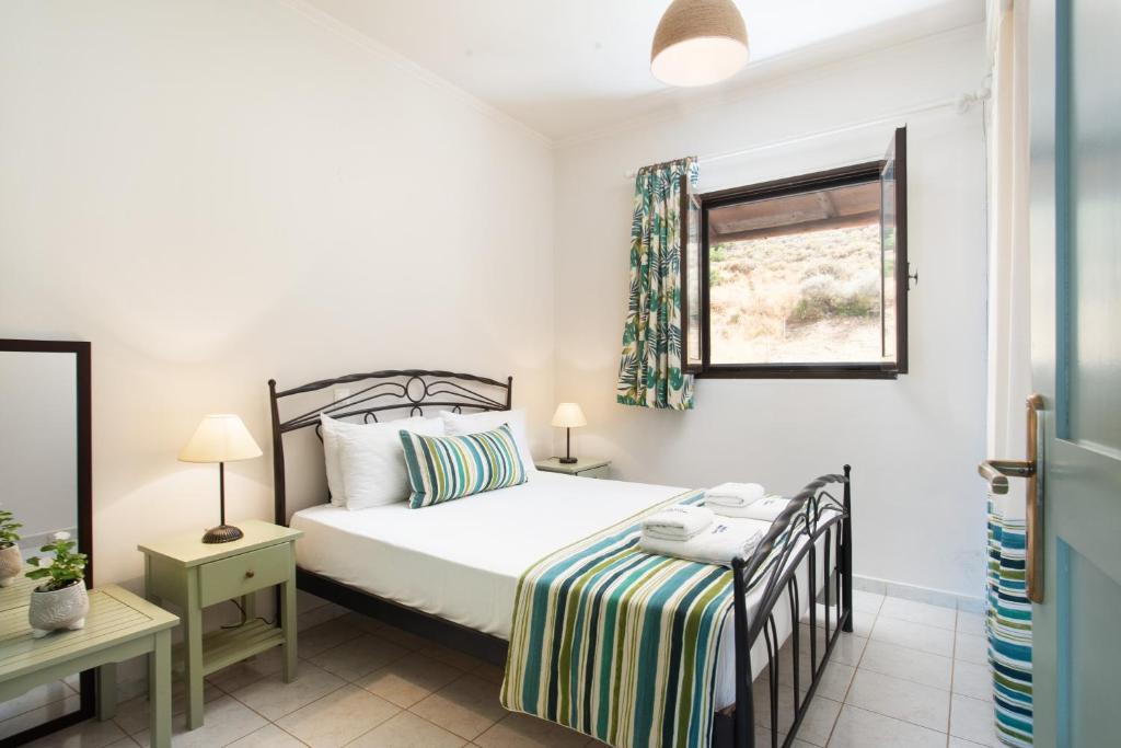 Postel nebo postele na pokoji v ubytování Monemvasia Green Apartments