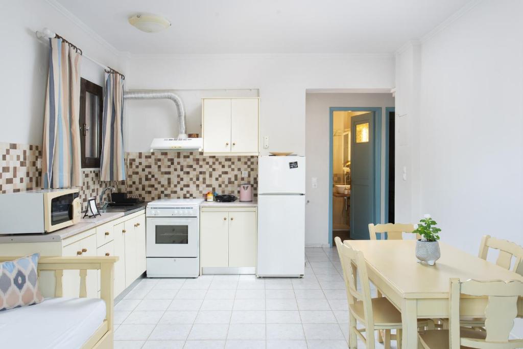 Kuchyň nebo kuchyňský kout v ubytování Monemvasia Green Apartments