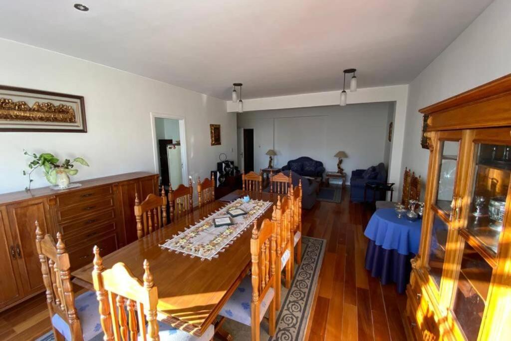 une salle à manger avec une grande table et des chaises dans l'établissement Tower Center Apartment, à La Paz
