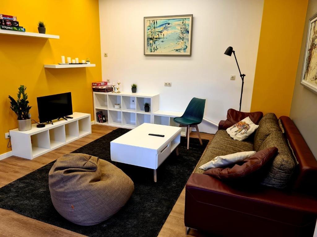 sala de estar con sofá y mesa en RailWay Bed HOSTEL en Kaunas