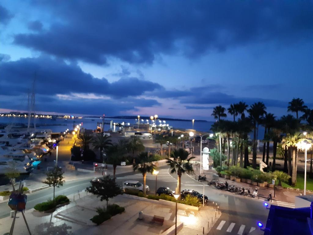 - une vue sur la ville la nuit dans l'établissement Sun Beam Cannes, à Cannes