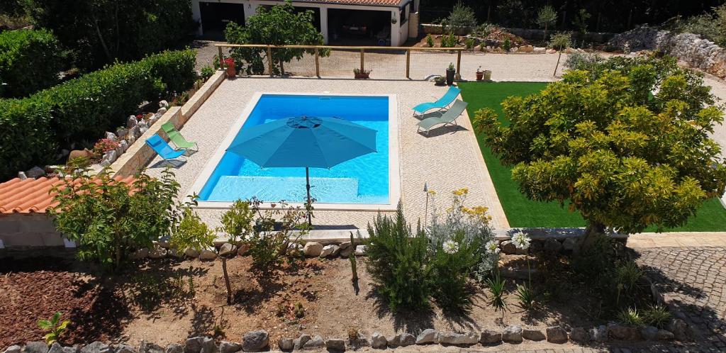 an overhead view of a swimming pool with an umbrella at Casa dos Imos in Alvados