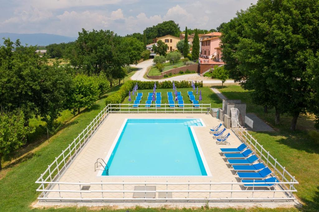 Bazén v ubytování Corte Tommasi Residence nebo v jeho okolí