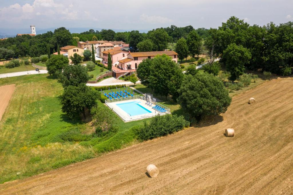 Bazén v ubytování Corte Tommasi Residence nebo v jeho okolí