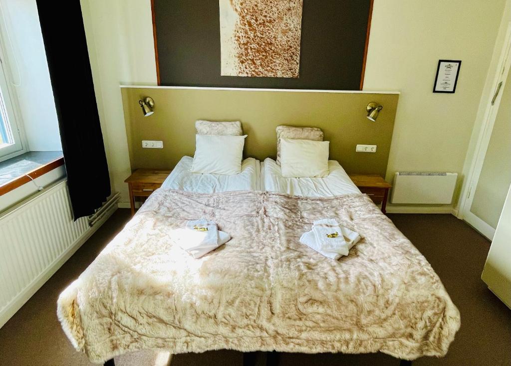Postel nebo postele na pokoji v ubytování Kungshaga Hotell