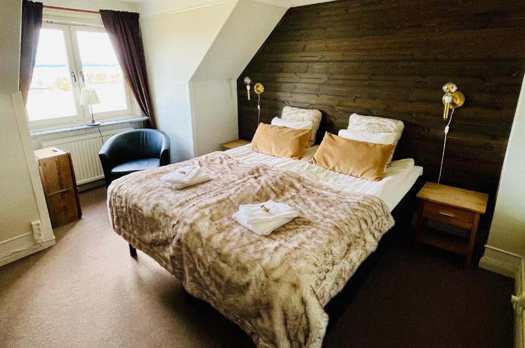 Postel nebo postele na pokoji v ubytování Kungshaga Hotell