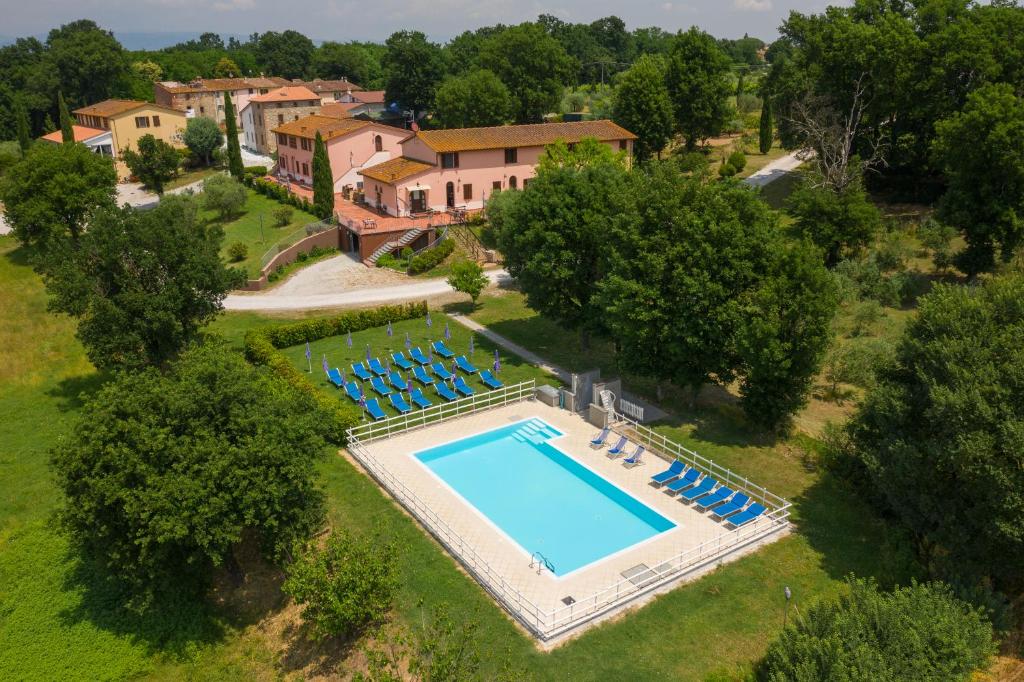 Bazén v ubytování Corte Tommasi Residence nebo v jeho okolí