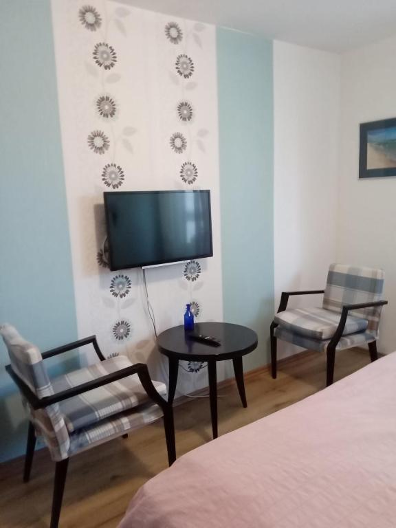 Televízia a/alebo spoločenská miestnosť v ubytovaní Lenart House 1