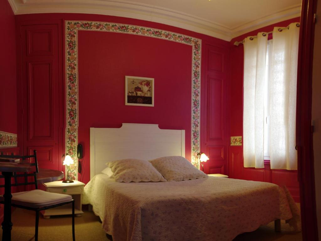 フェカンにあるThe Originals Boutique, Hôtel d'Angleterre, Fécampの赤い壁のベッドルーム1室(白いベッド1台付)