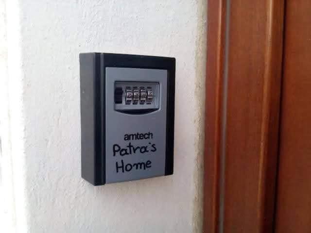 un interruptor de luz en una pared con las palabras atrae a los pacientes a casa en Patra's home, en Ándros
