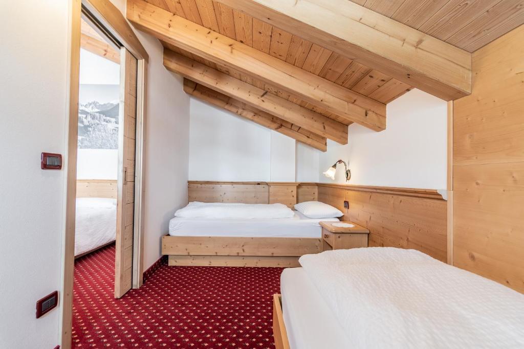 Postel nebo postele na pokoji v ubytování Hotel Genzianella