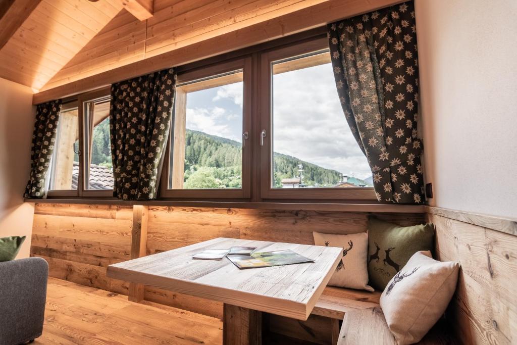 Nespecifikovaný výhled na hory nebo výhled na hory při pohledu z hotelu