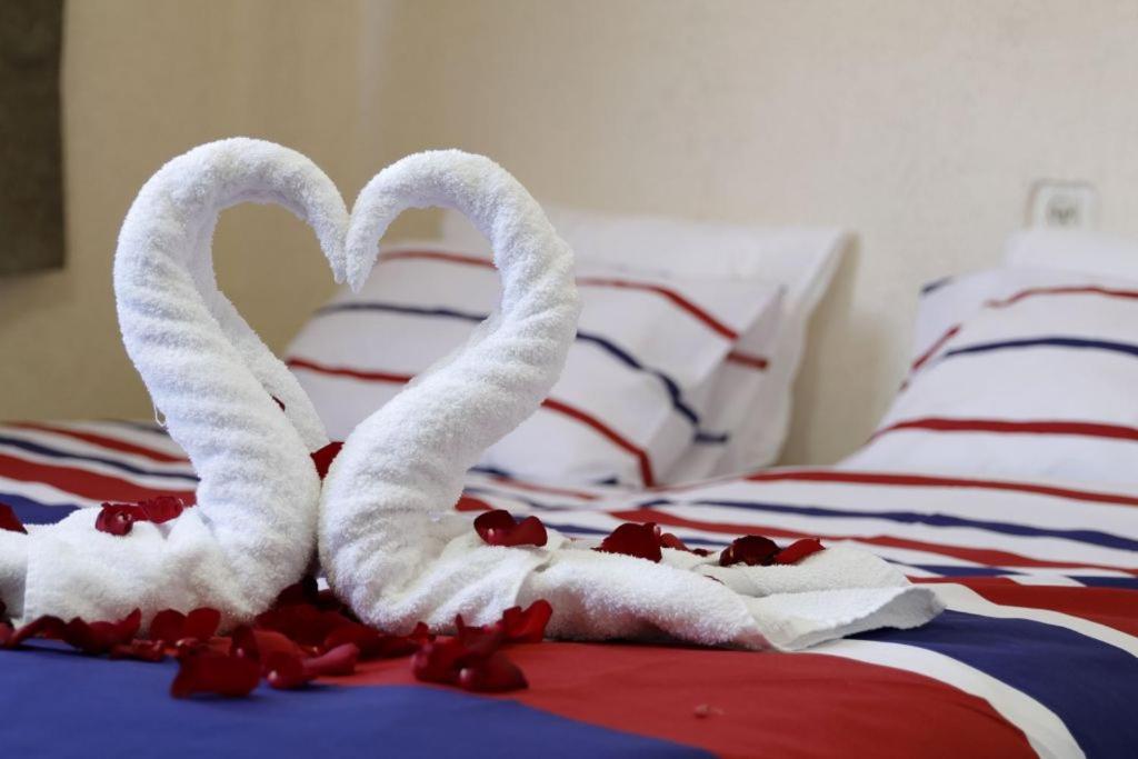two swans made to look like hearts on a bed at motel neve midbar מוטל נווה מדבר in Eilat