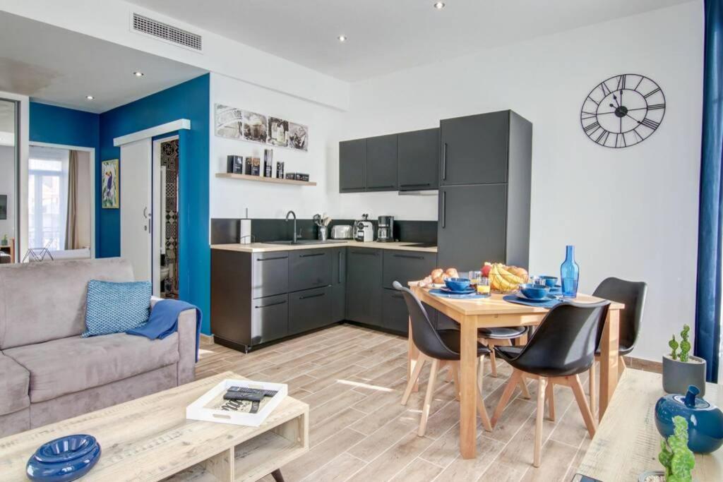 un salon avec un canapé et une table avec des chaises dans l'établissement Palais Apartment, à Cannes