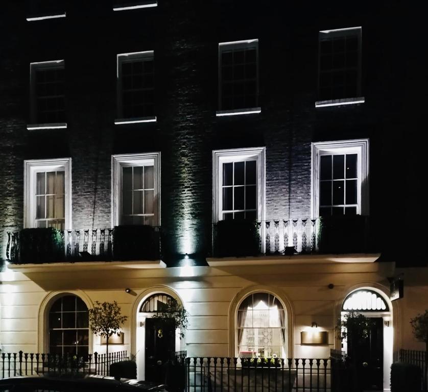 un bâtiment la nuit avec ses lumières allumées dans l'établissement The Melville Hotel by Rokxy- Kings Cross, à Londres