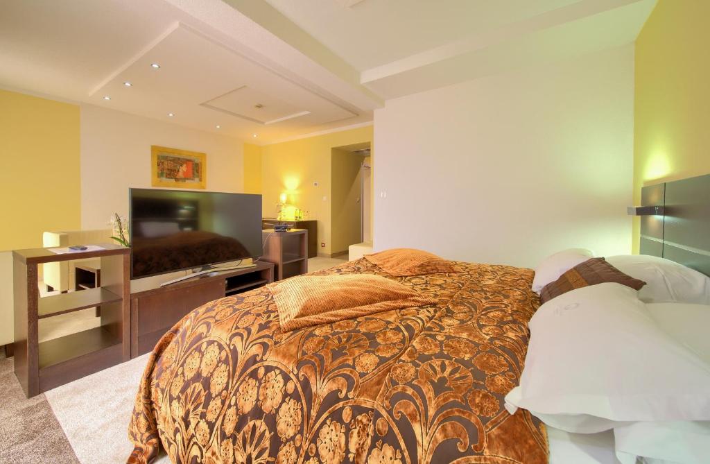 Postel nebo postele na pokoji v ubytování Hotel Marina
